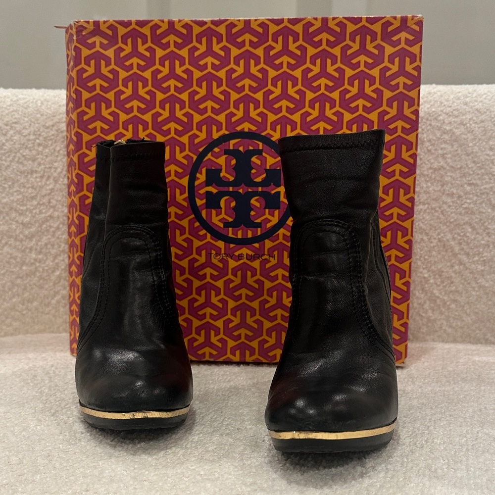Tory Burch Elegant Black Leather Heeled Boots - Picture 2 of 6